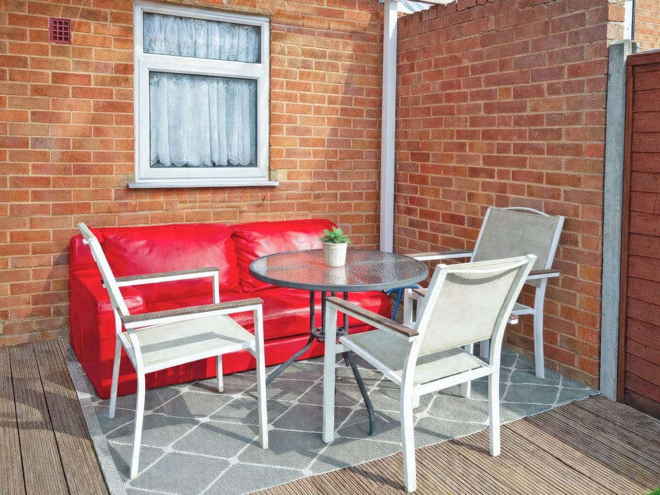 Sitting-out-area | Thistle House, Murston, near Sittingbourne