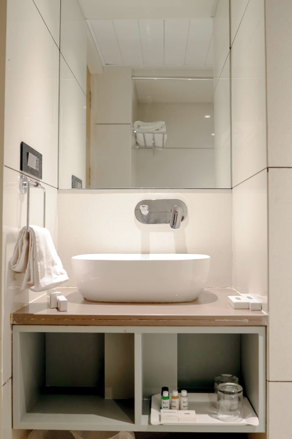 Deluxe Room | Bathroom | Free toiletries, slippers, shampoo, toilet paper