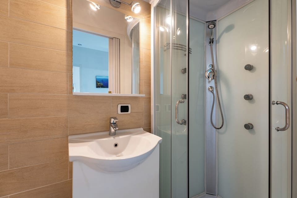 Studio, Balcony | Bathroom | Shower, free toiletries, hair dryer, towels