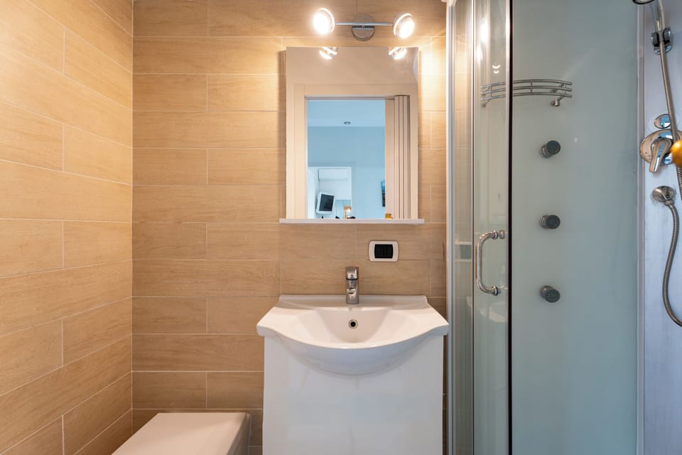 Studio, Balcony | Bathroom | Shower, free toiletries, hair dryer, towels