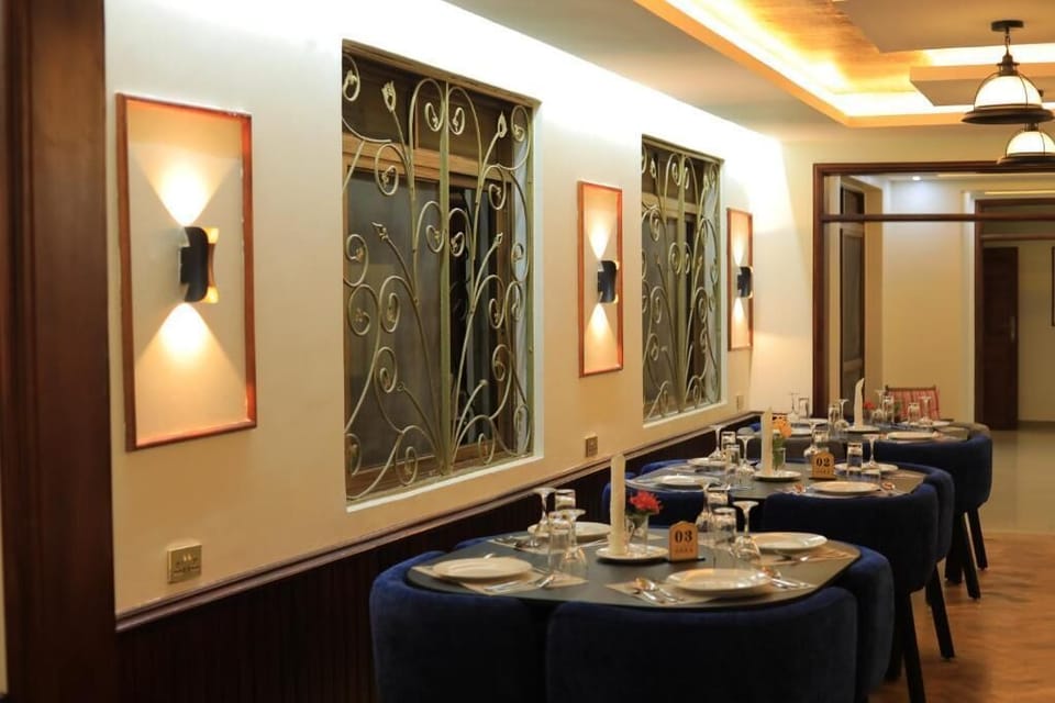 Standard Double Room, Balcony, Courtyard View | Dining