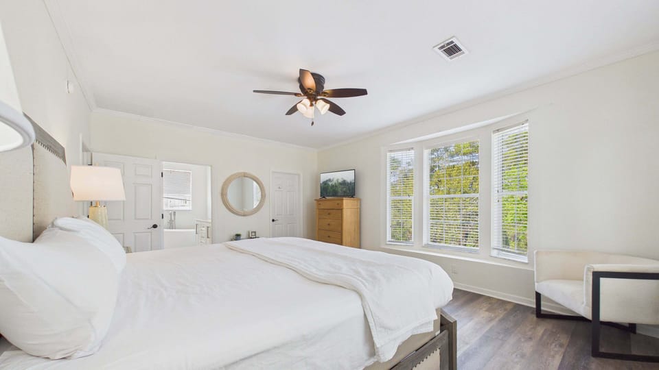 2nd Floor: Master bedroom with king bed and TV + ensuite bathroom (sleeps 2)