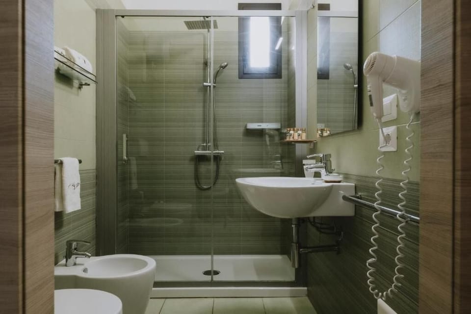 Double Room, Patio, Garden View | Bathroom | Shower, hair dryer, bidet, towels