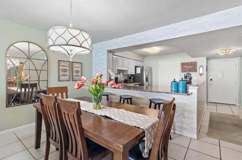 Condo, 2 Bedrooms | Dining