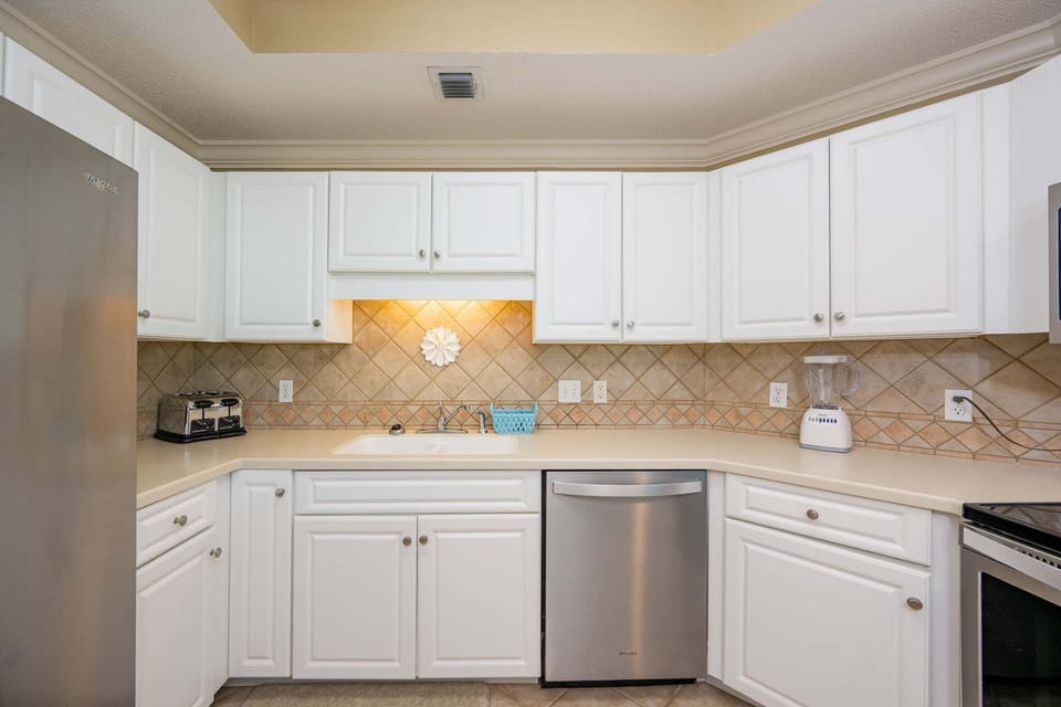 Condo, 3 Bedrooms | Private kitchen | Coffee/tea maker, fridge, oven