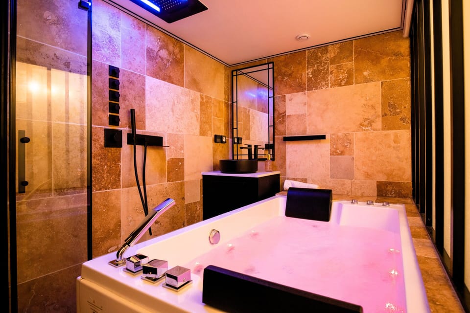 One-Bedroom Apartment with Spa Bath | Bathroom