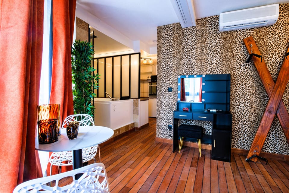 One-Bedroom Apartment with Spa Bath | Dining