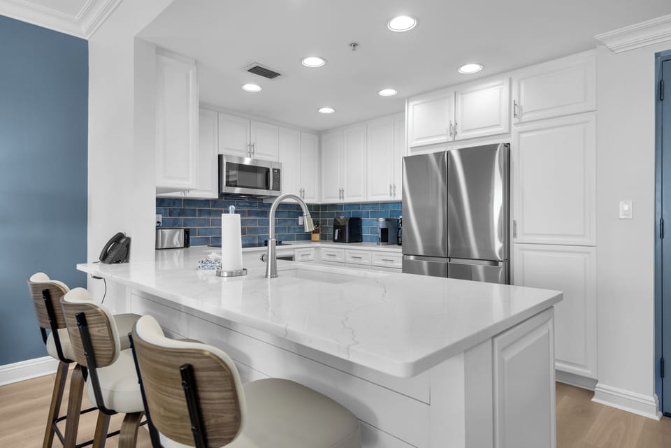 Eat-in kitchen bar seating