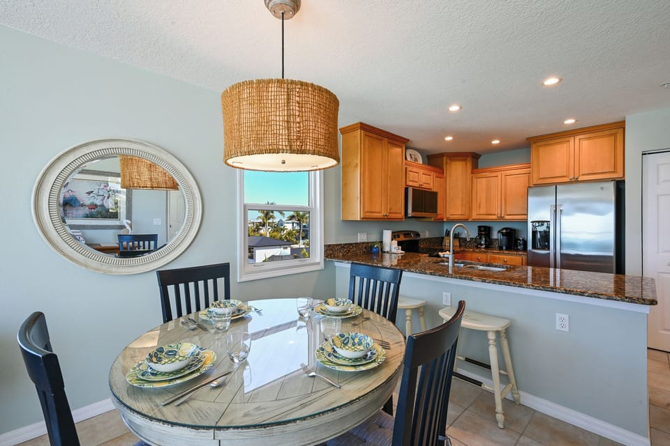 Dining area with seating for 4
