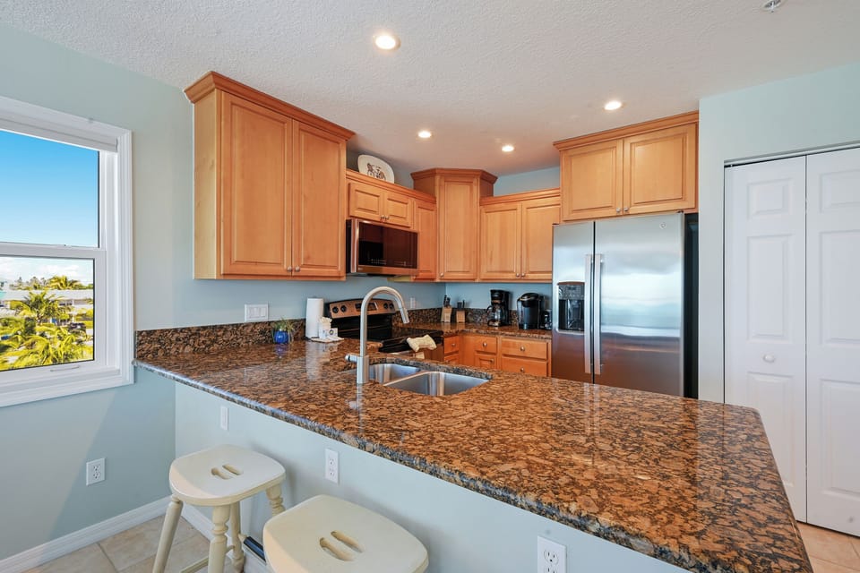 Breakfast bar with seating for two
