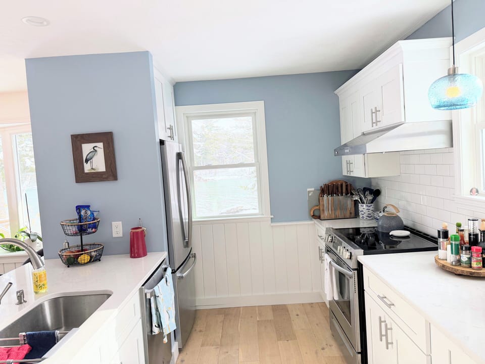 Full Kitchen (with Ice Maker in Fridge)