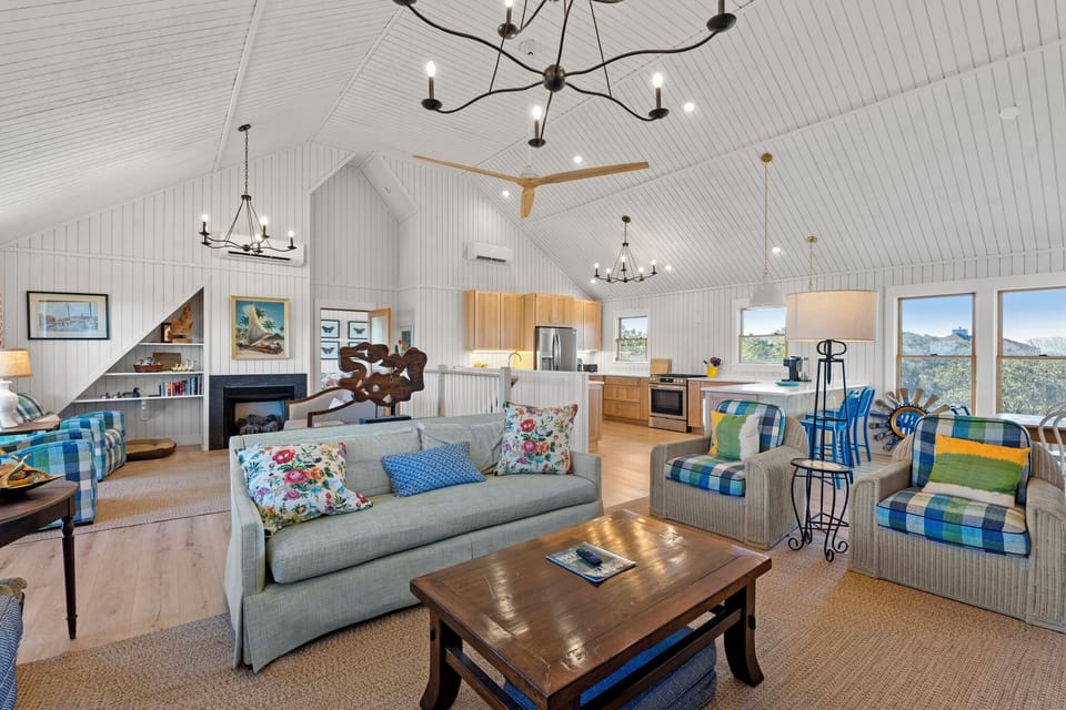 DU915: Boots to Beach | Top Level Living Area