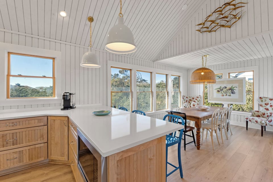 DU915: Boots to Beach | Top Level Dining Area