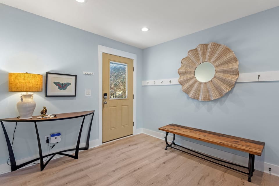 DU915: Boots to Beach | Mid Level Main Entry