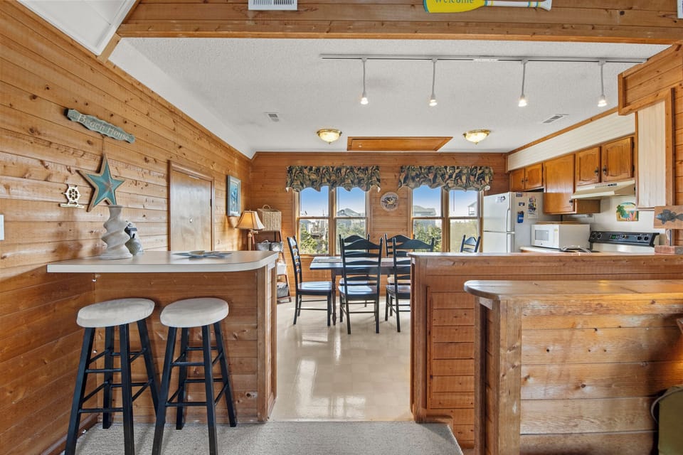 HIAV10: Golden Road Retreat | Top Level Dining Area And Kitchen