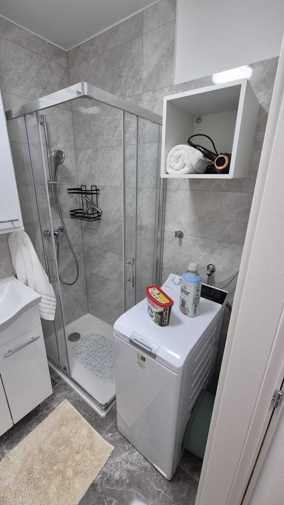 Bathroom - includes washing machine, towels, hair dryer, toilet paper, shower