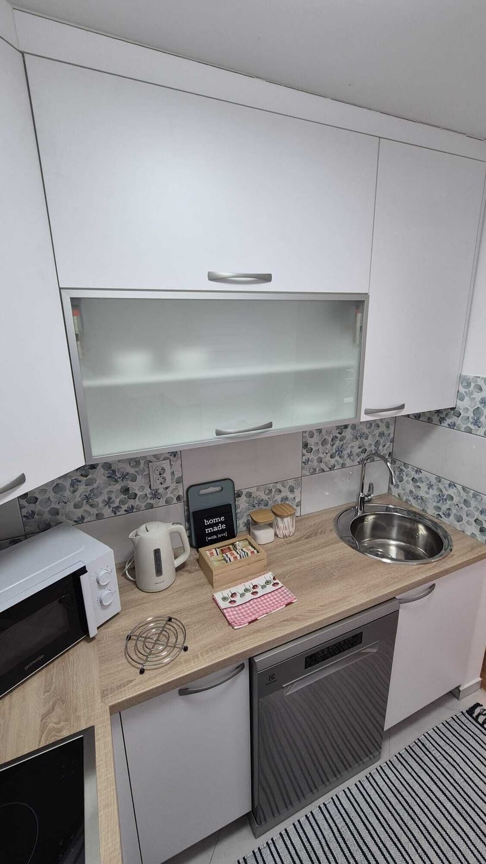 Well equipped kitchen - includes microwave oven, electric kettel, dishwasher