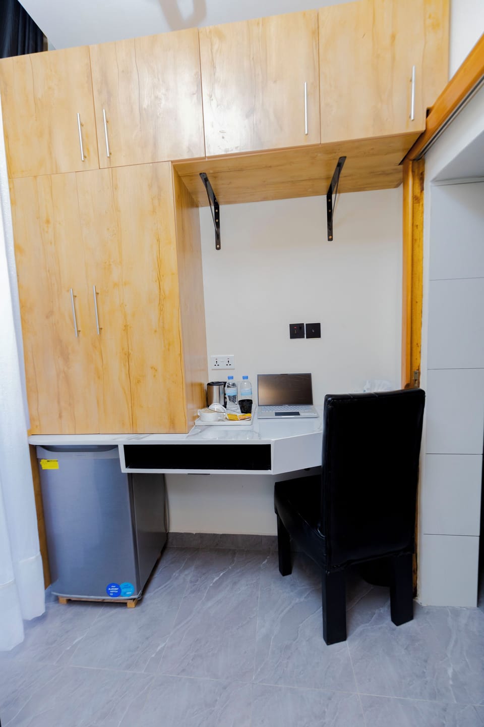 Superior Studio Suite | Desk, laptop workspace, iron/ironing board, WiFi (free)