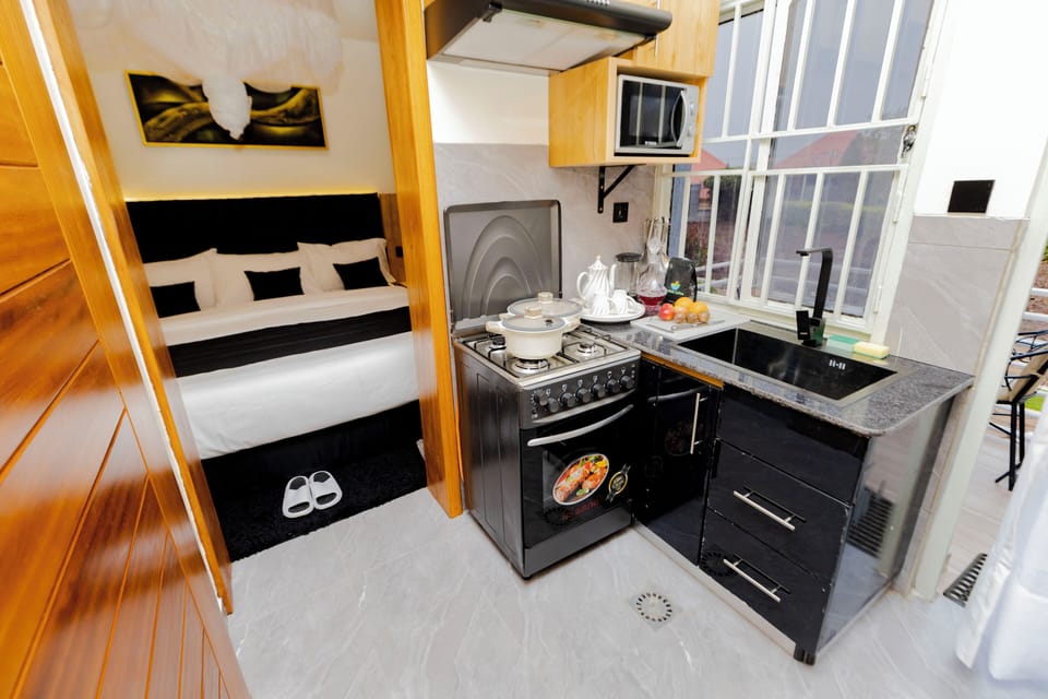 Superior Studio Suite | Desk, laptop workspace, iron/ironing board, WiFi (free)