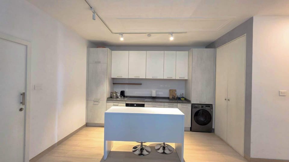 Full-size fridge, microwave, stovetop, cookware/dishes/utensils