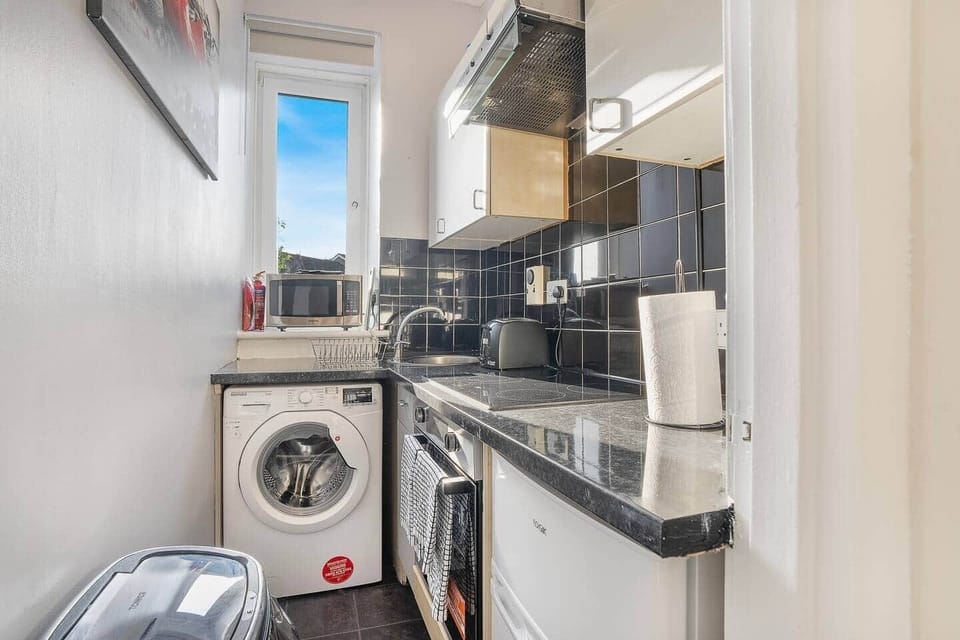 Fully equipped kitchen with oven, hob, microwave, washing machine and coffee machine. Designed for real use, whether you’re staying a few nights or several weeks.