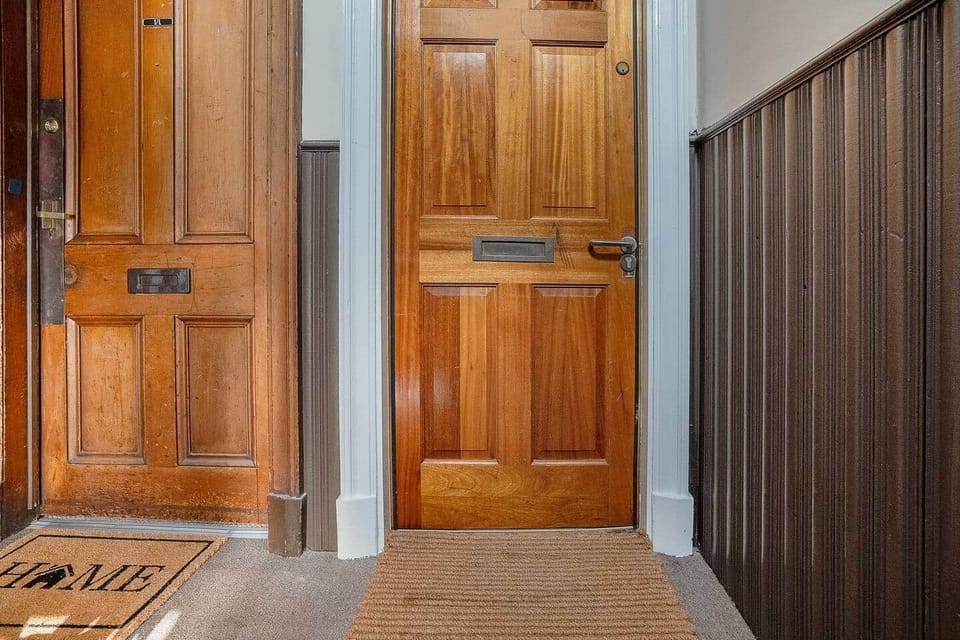 Entrance door to 1st floor right apartment