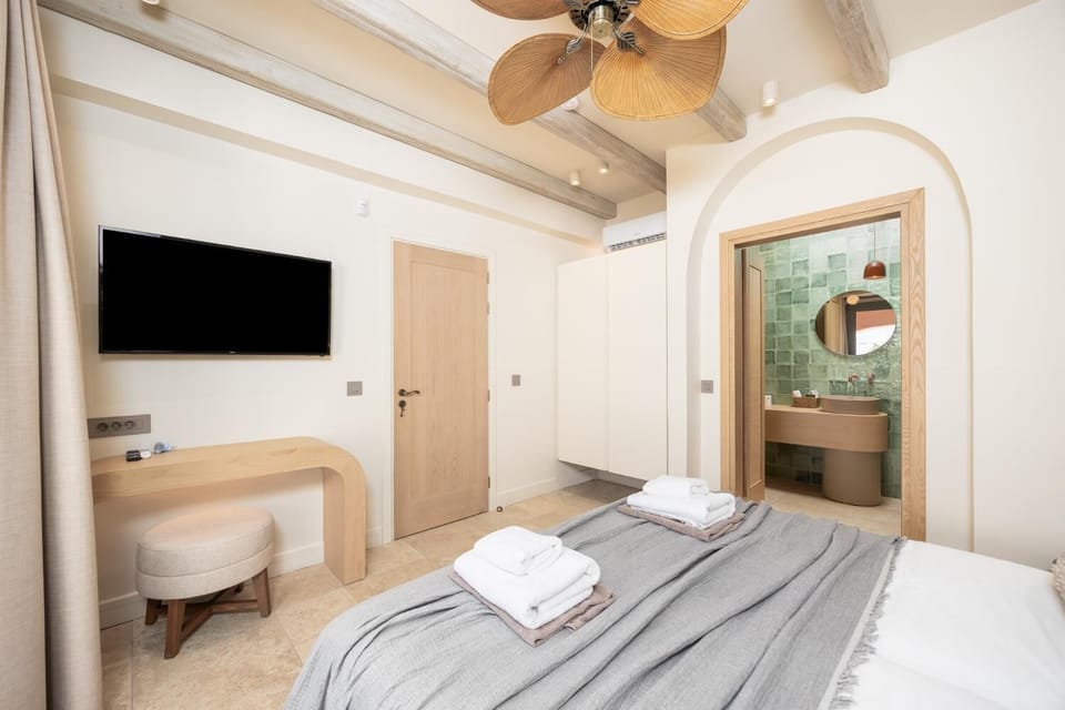 Double bedroom with en suite bathroom and A/C