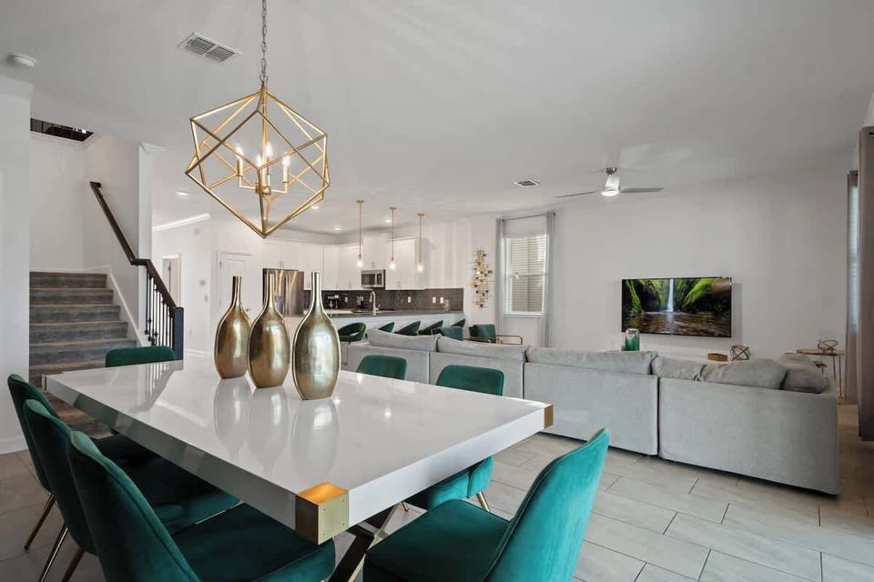 More than just a dining room, this space is made for connection. From shared breakfasts to festive dinners, the elegant décor and comfortable seating create the perfect setting for friends and family to come together and enjoy every moment.
