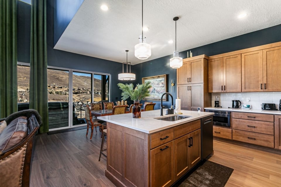 Deluxe Townhome, Mountain View | Private kitchen
