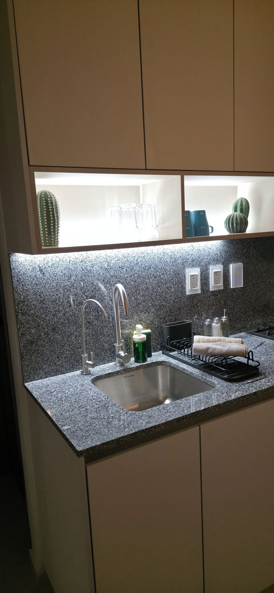 Full-size fridge, microwave, stovetop, cookware/dishes/utensils