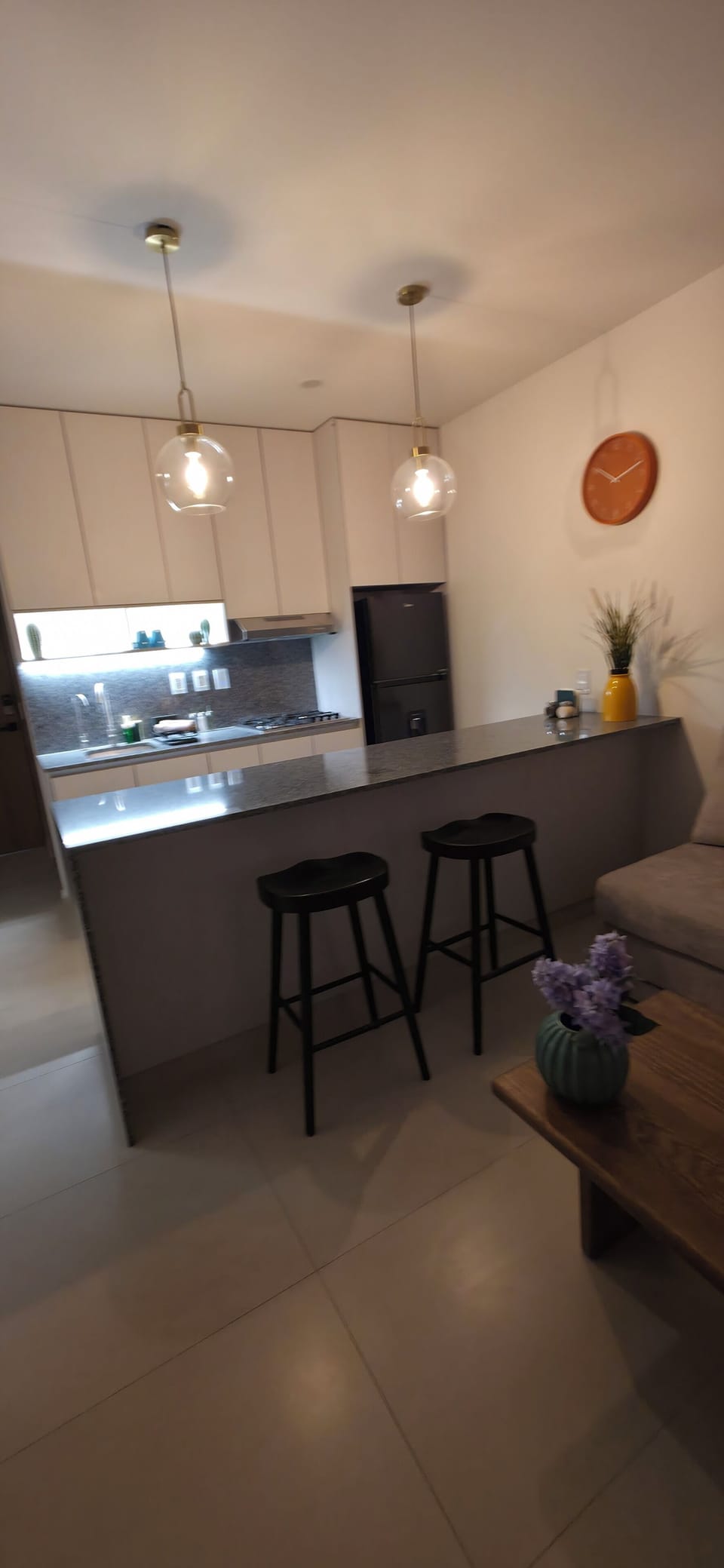 Full-size fridge, microwave, stovetop, cookware/dishes/utensils