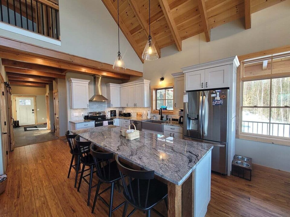 Gourmet kitchen with double oven great for entertaning