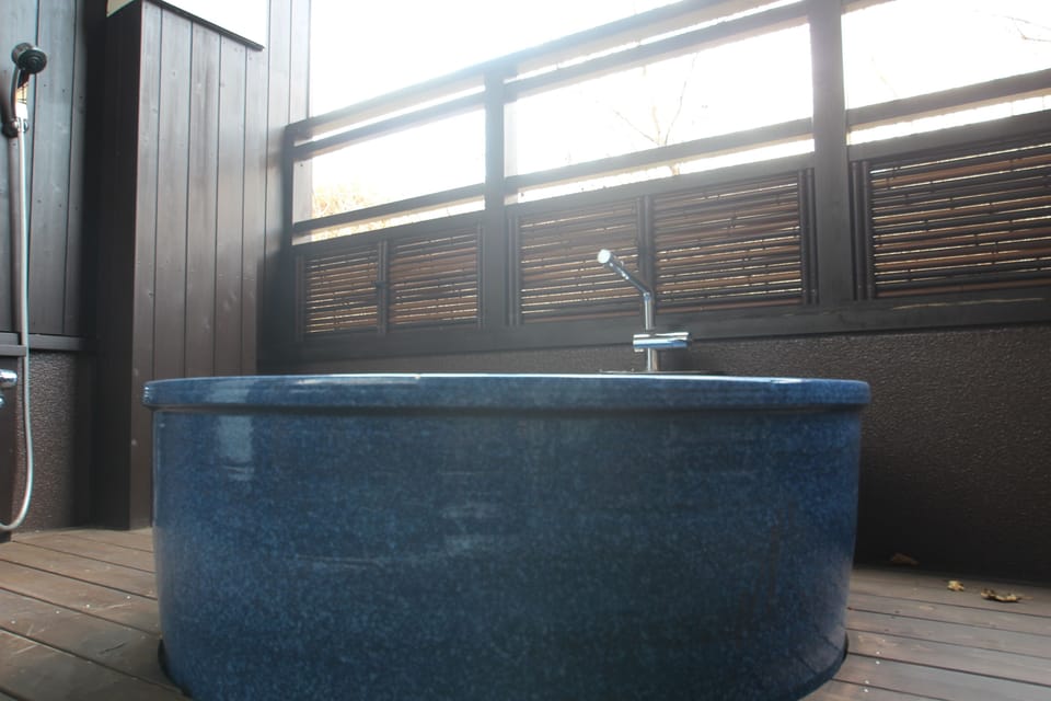 Luxury Suite, 1 Bedroom, Non Smoking, Mountain View | Bathroom | Separate tub and shower, free toiletries, hair dryer, slippers