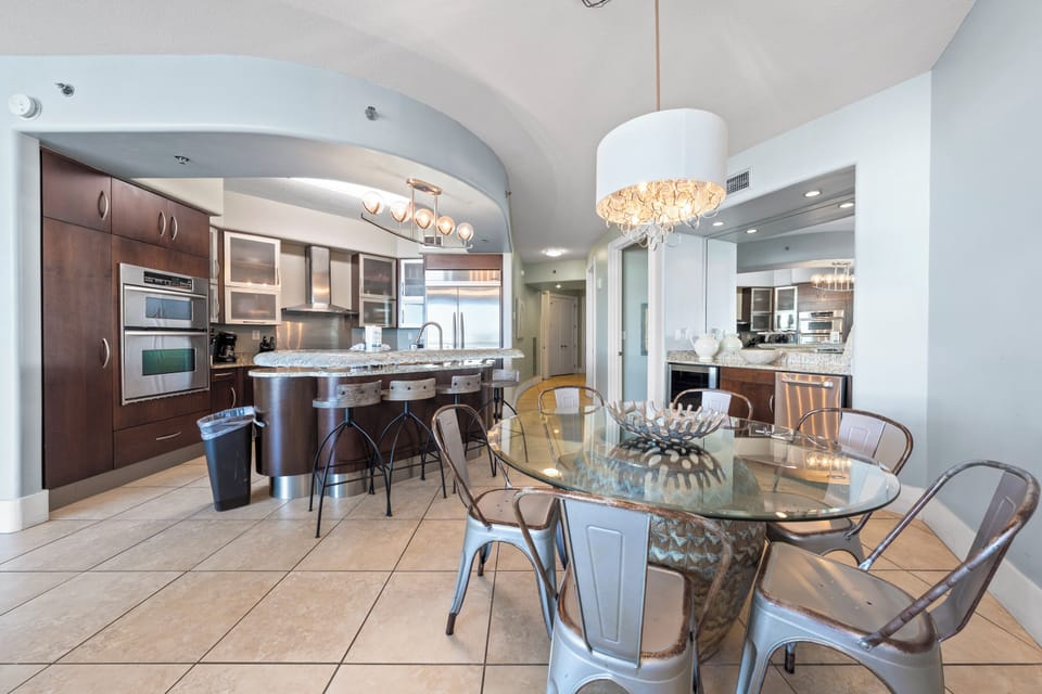 Signature Condo, 2 Bedrooms, Balcony, River View | In-room dining