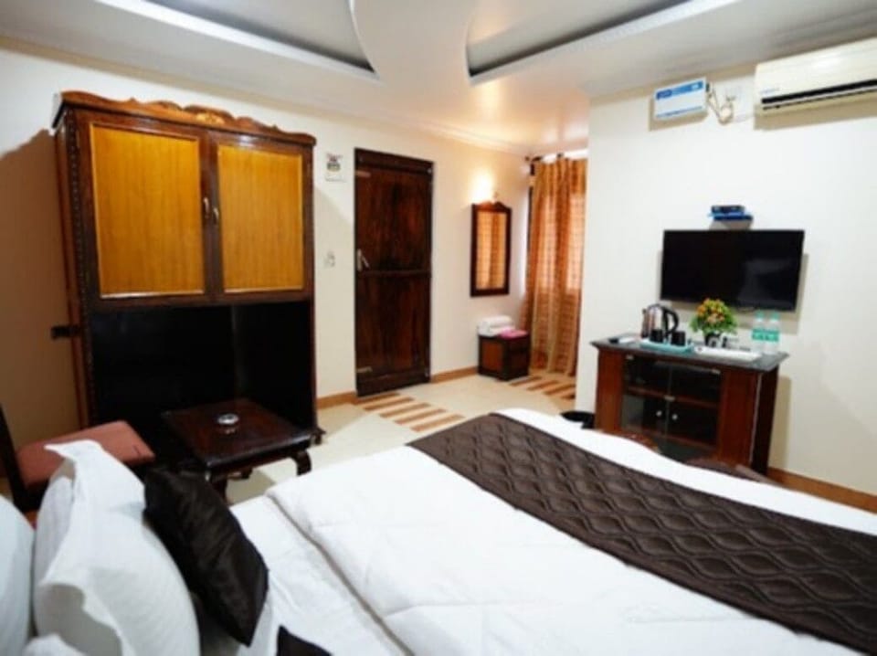 Desk, laptop workspace, free WiFi