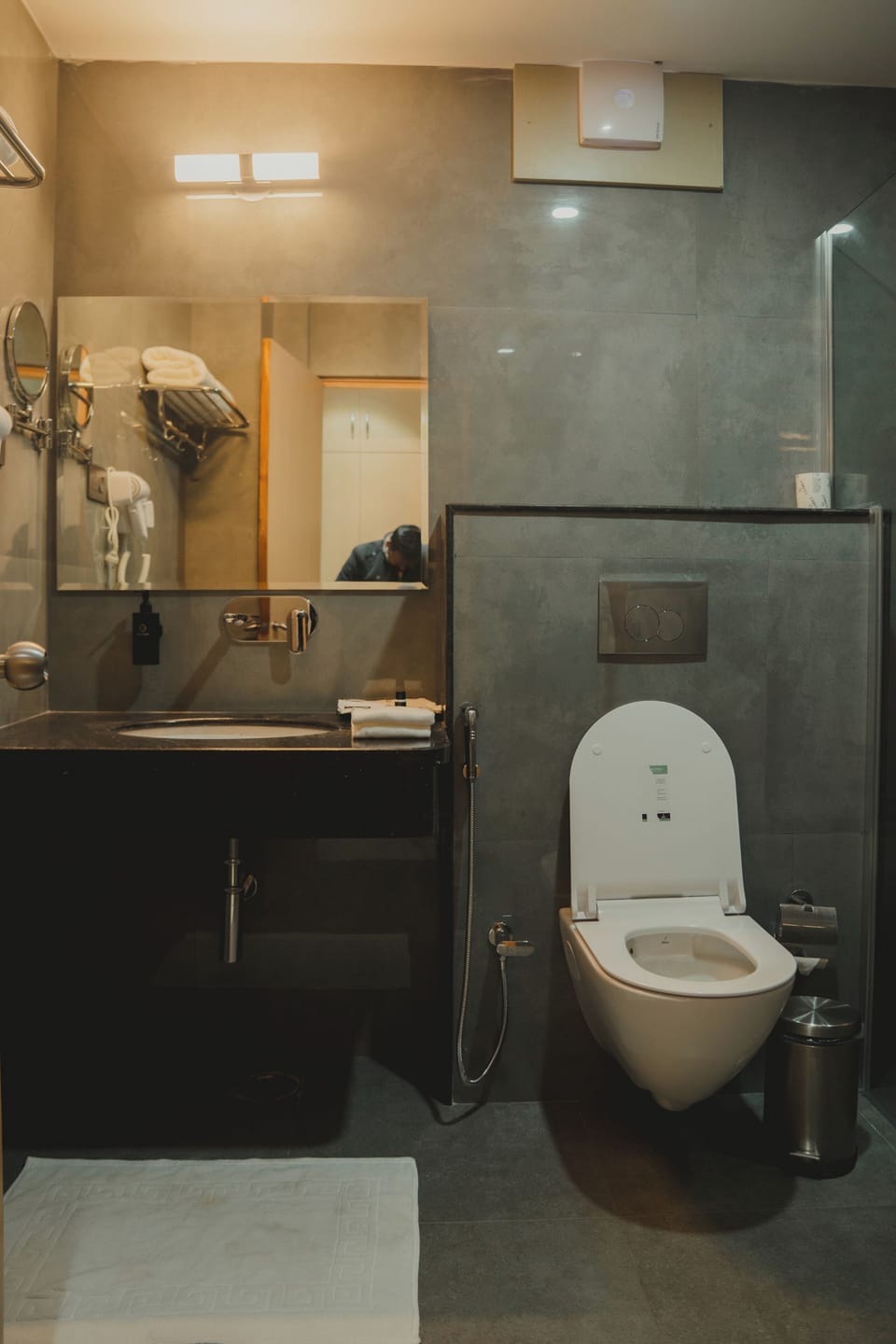 Deluxe Double Room | Bathroom | Shower, hair dryer, slippers, towels