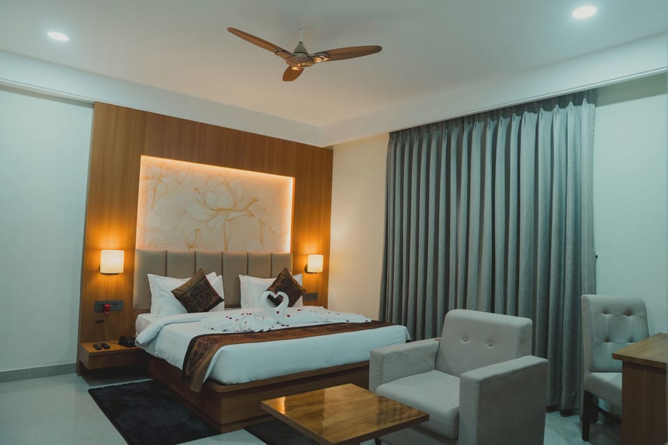 Suite | In-room safe, desk, laptop workspace, iron/ironing board