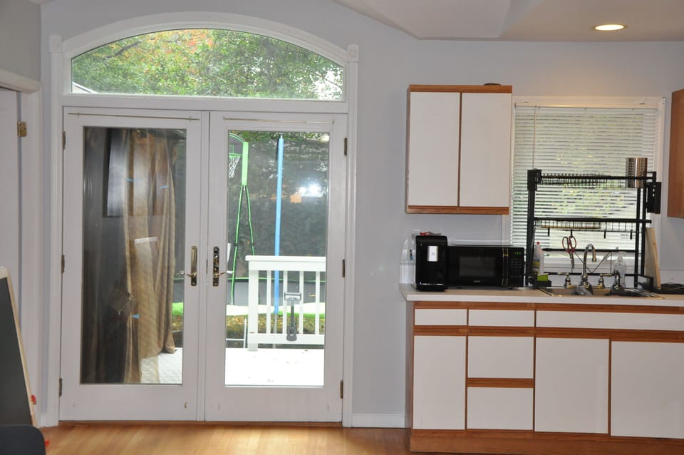 Kitchen area with coffee machine, microwave, dish basin
