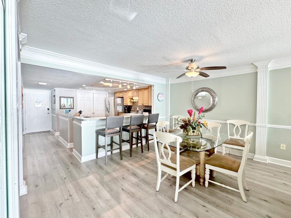 Condo, 2 Bedrooms | Dining