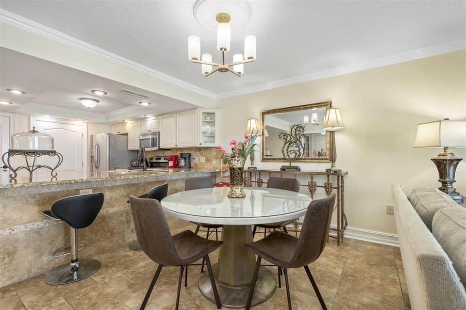 Condo, 2 Bedrooms | Dining