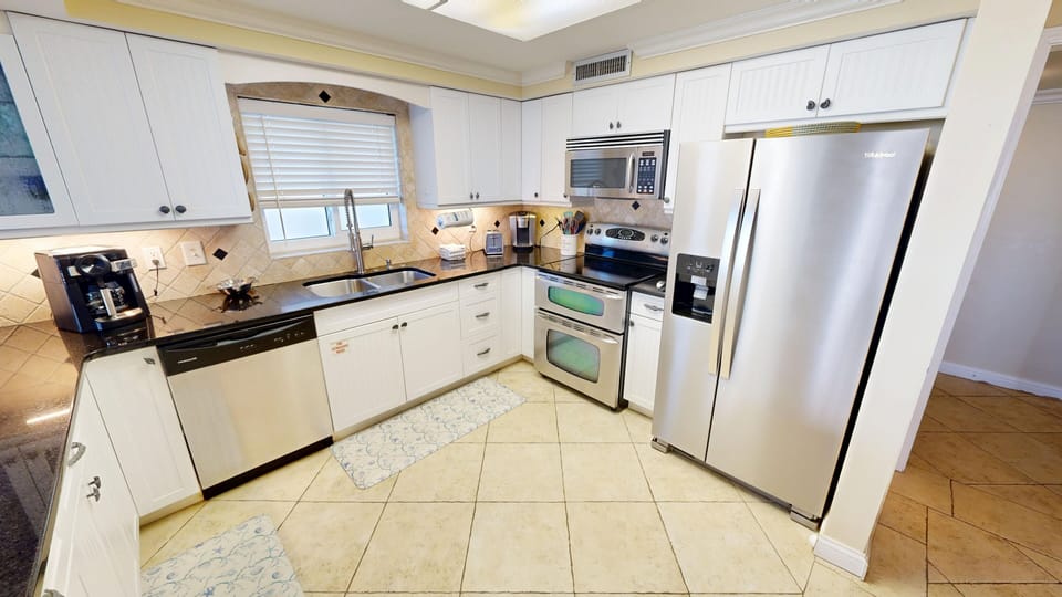 Condo, 3 Bedrooms | Private kitchen | Coffee/tea maker, fridge, oven, toaster