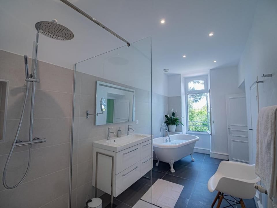 Luxury Suite, Garden View | Bathroom