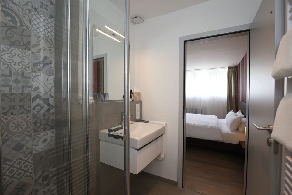 Standard Double Room, Ensuite | Bathroom | Shower, free toiletries, hair dryer, towels