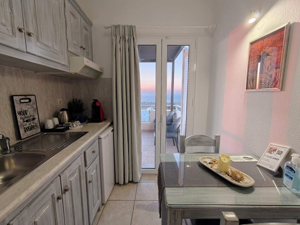Deluxe Suite, Hot Tub, Sea View | Private kitchen | Mini-fridge, espresso maker, coffee/tea maker, cookware/dishes/utensils