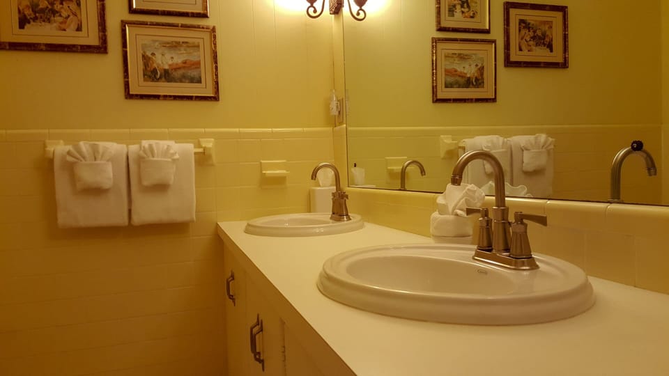 Superior Suite, Ensuite (Tucker Suite	) | Bathroom | Shower, designer toiletries, hair dryer, towels