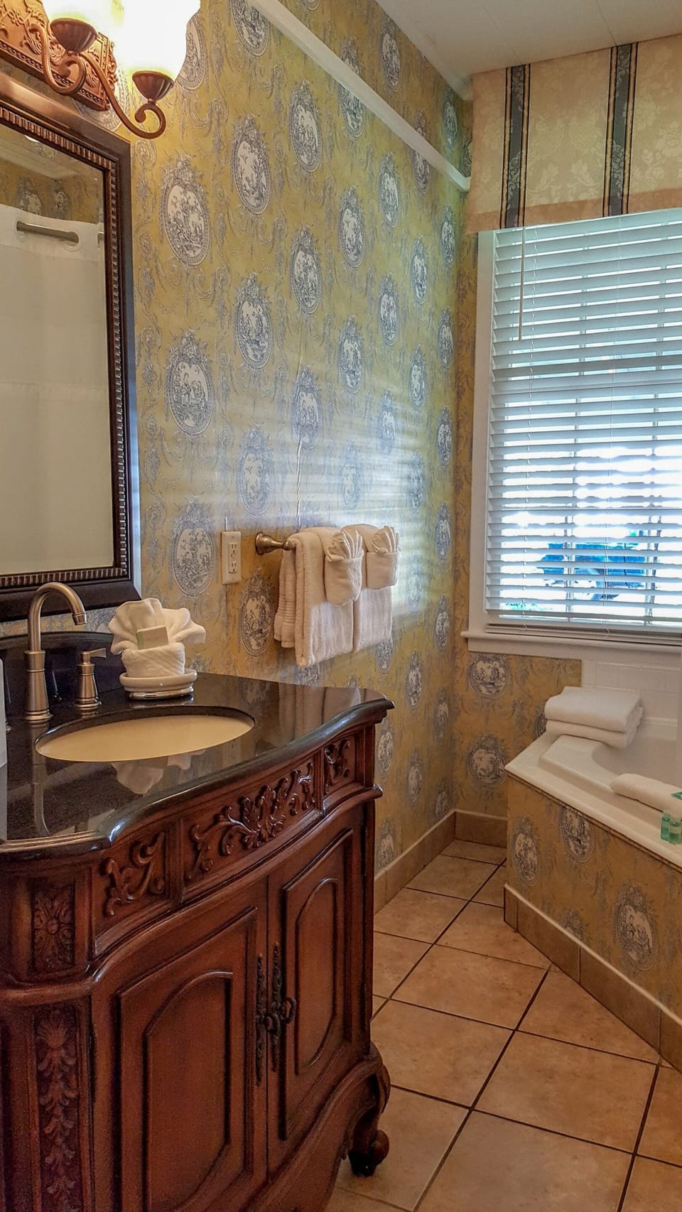Superior Suite, Ensuite (Ducournau Suite	) | Bathroom | Shower, designer toiletries, hair dryer, towels