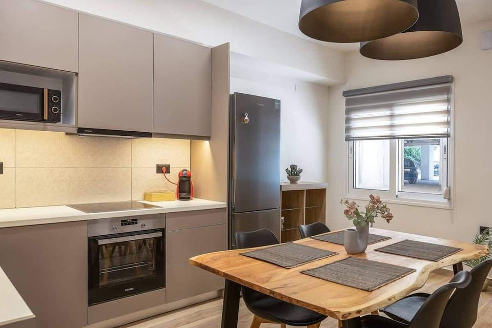 Stovetop & Oven for Home Cooking – Prepare breakfast, lunch, or dinner with ease.