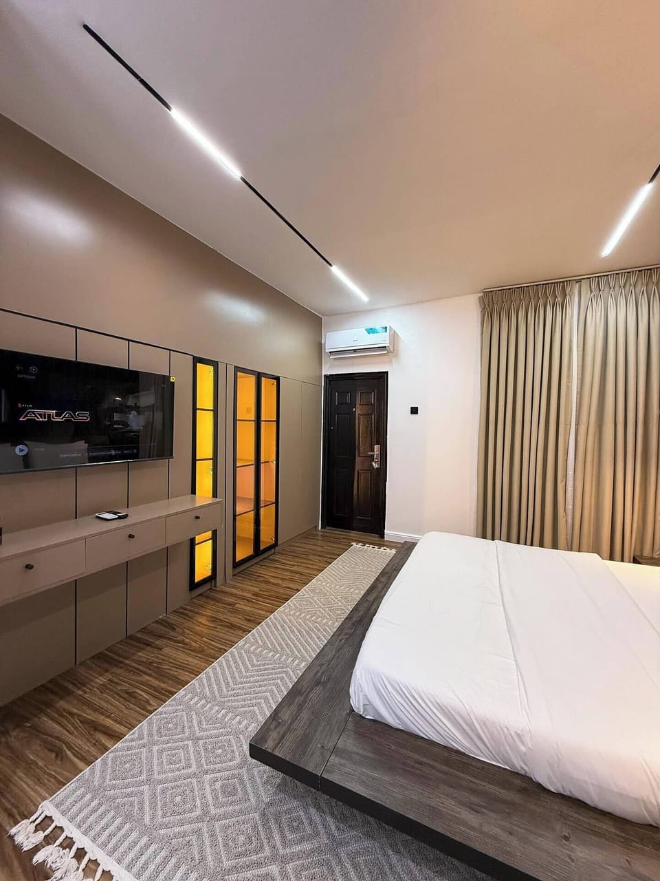 Deluxe Room, Balcony, City View | Desk, laptop workspace, blackout drapes, soundproofing