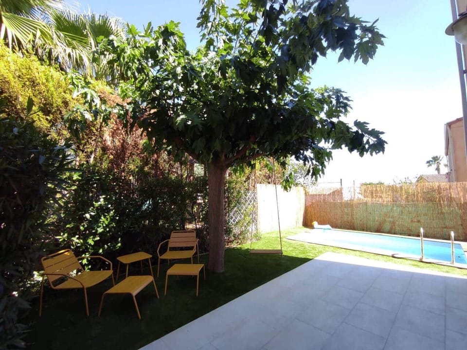 Espace terrasse - salon de jardin - balançoire - piscine
