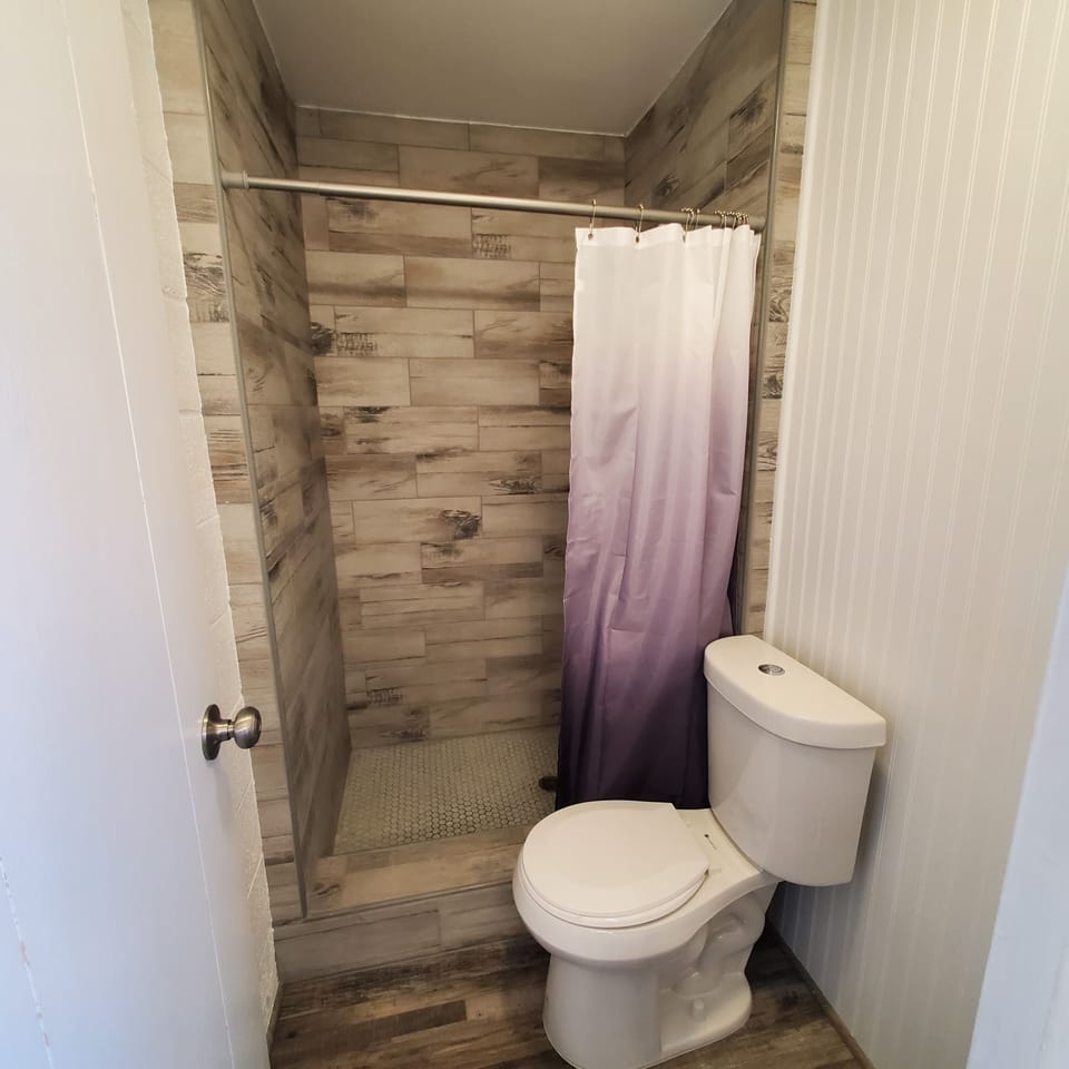 Standard Single Room | Bathroom | Shower, free toiletries, hair dryer (on request), towels